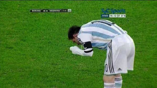 Illustration for article titled Messi leokádta a román pályát. Respect!